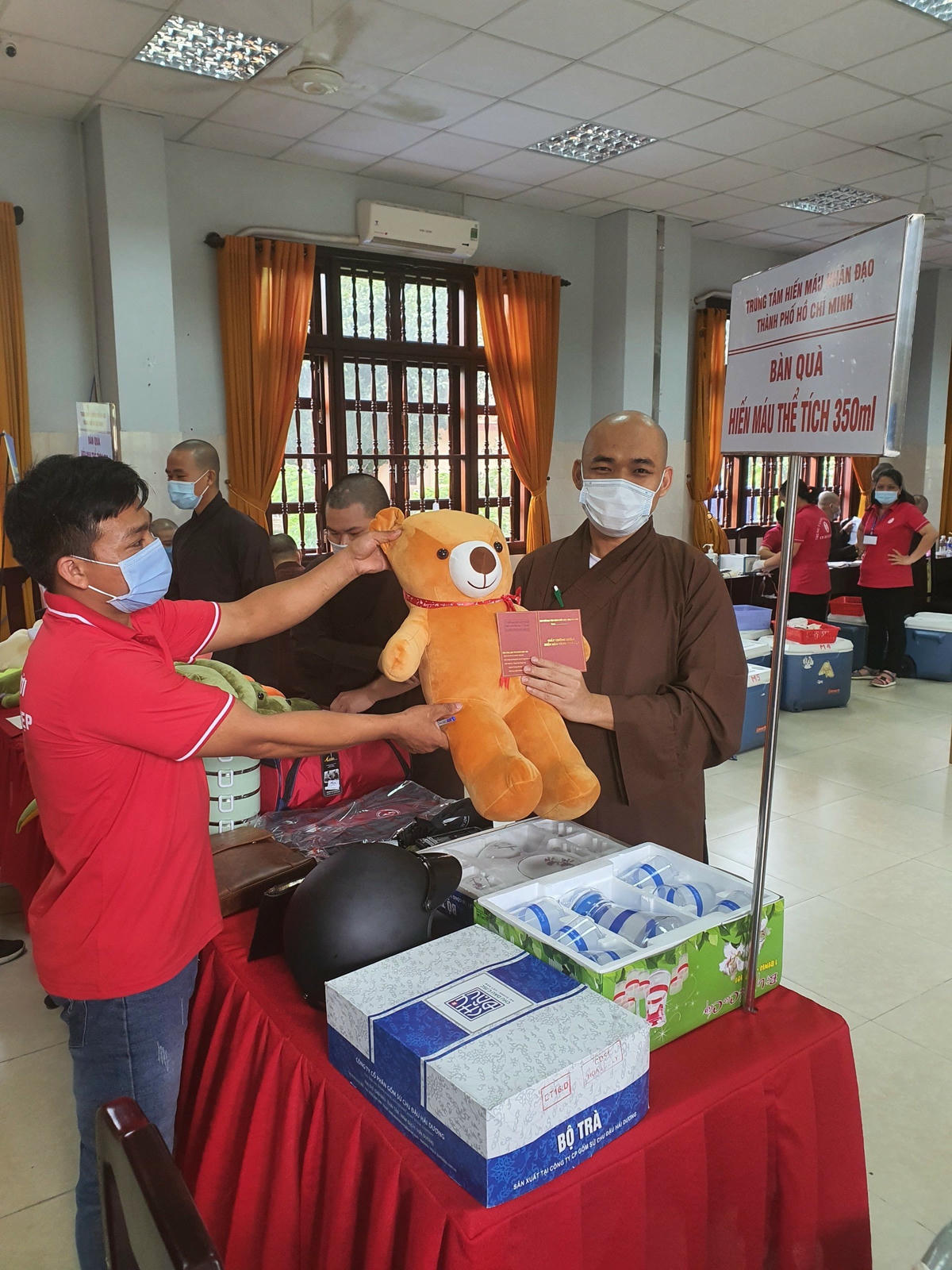 Tuỳ vào số lượng máu hiến khác nhau, sẽ nhận nhũng suất ăn, phần quà khác nhau theo quy định