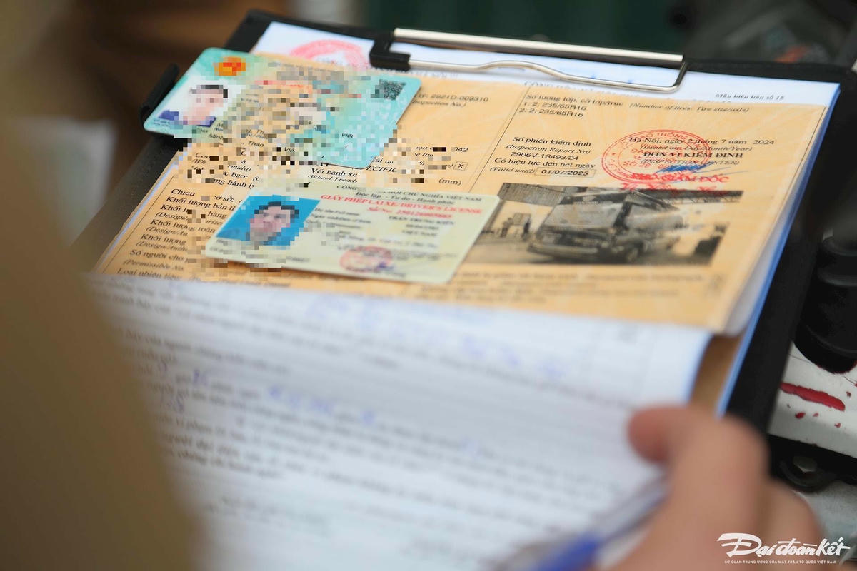 Thiếu tá Mạnh Tiến Trung, Tổ trưởng Tổ công tác Đội CSGT số 4 cho biết, đơn vị đang tăng cường xử lý các vi phạm liên quan đến dừng, đỗ phương tiện sai quy định, đặc biệt là xe dù, bến cóc trên địa bàn quận Hai Bà Trưng sau kỳ nghỉ Tết Nguyên đán 2025.