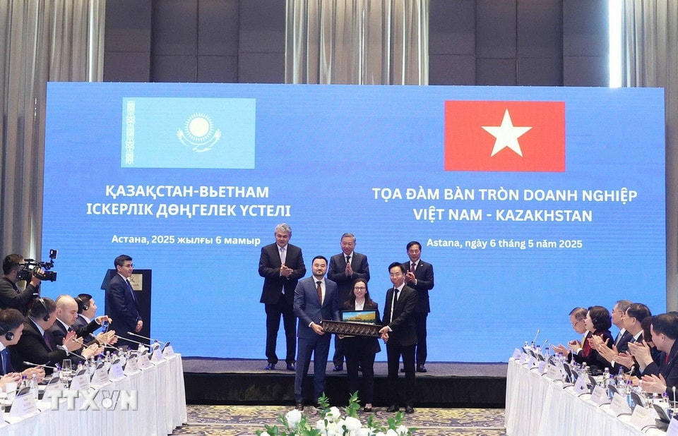 Tổng Bí thư Tô Lâm chứng kiến Công ty Mareven Food (Doanh nghiệp Việt Nam tại Kazakhstan) trao tặng 10 xe cứu thương cho chính quyền Kazakhstan. (Ảnh: Thống Nhất/TTXVN)