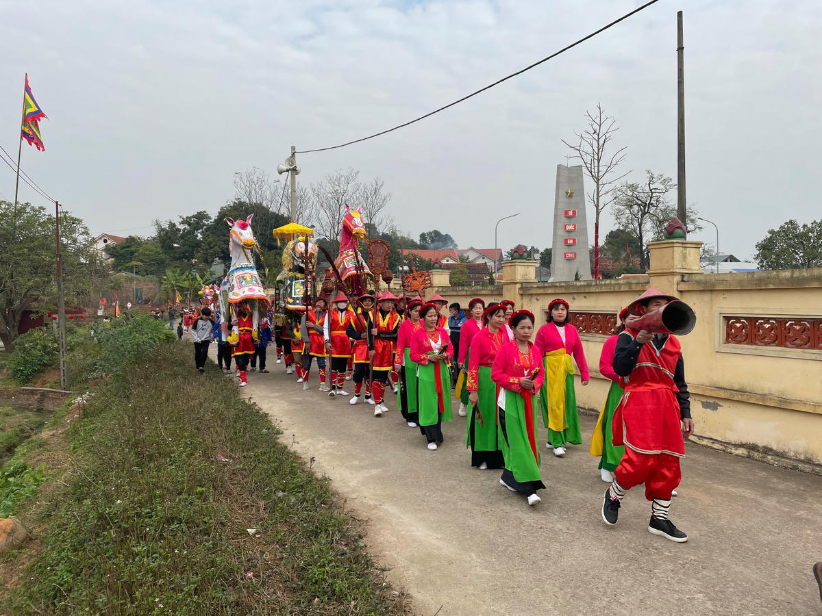 Kiệu rước Chúa gái xuất phát đi từ hướng Đông sang Tây.