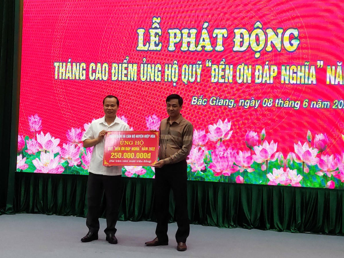 Ông Mai Sơn, Phó Chủ tịch Thường trực UBND tỉnh Bắc Giang tiếp nhận đăng ký ủng hộ. 