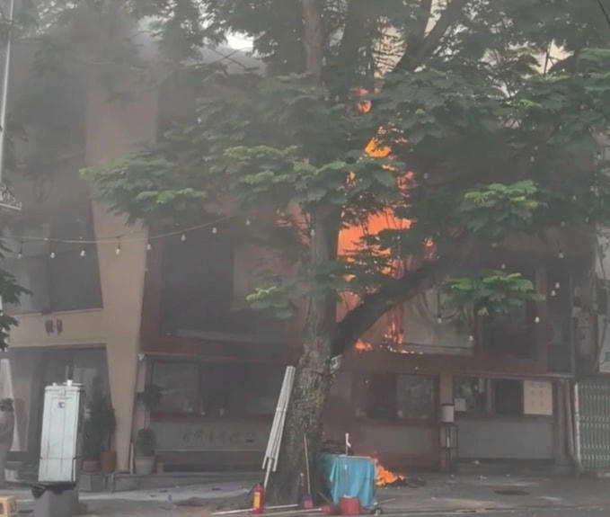 Cháy quán cafe Phê La ở phố Hàng Cót, Hà Nội (Ảnh: Hoàng Dung).