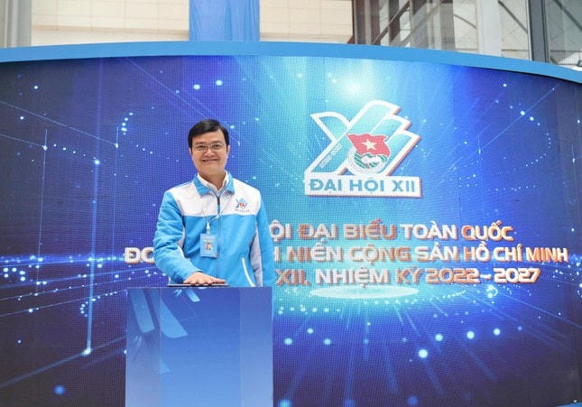 Bí thư thứ Nhất T.Ư Đoàn Bùi Quang Huy thực hiện nghi thức khai mạc triển lãm.