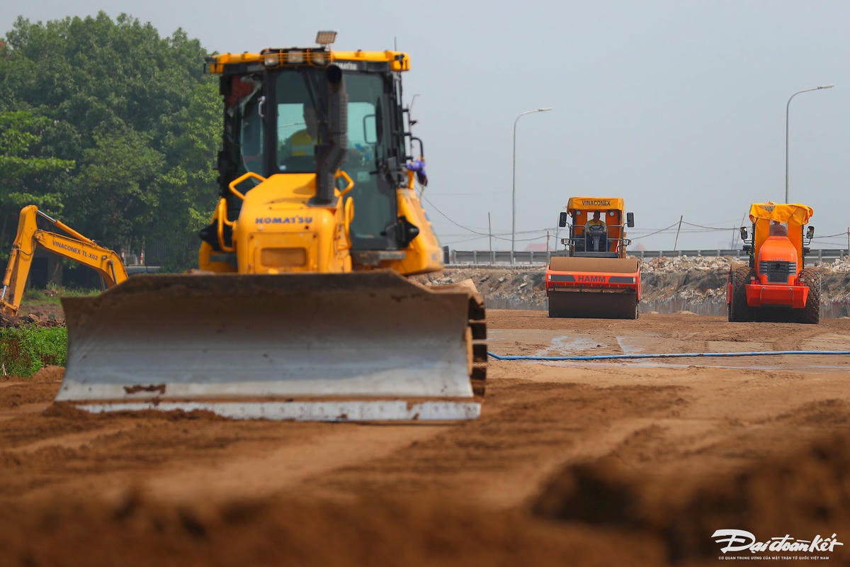 Theo ông Nguyễn Hoàng Hải, hiện dự án vẫn còn gặp một số khó khăn về giải phóng mặt bằng các công trình ngầm, nổi chủ yếu là đường dây điện cao thế và ống nước sạch. Mặt bằng xôi đỗ gây khó khăn trong công tác thi công đồng loạt.