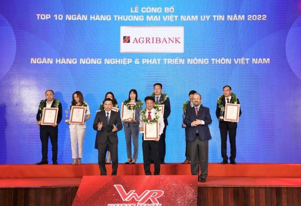 Đại diện Agribank, ông Phạm Trung Kiên - Phó trưởng VPĐD khu vực miền Nam nhận danh hiệu TOP 10 Ngân hàng thương mại Việt Nam uy tín năm 2022