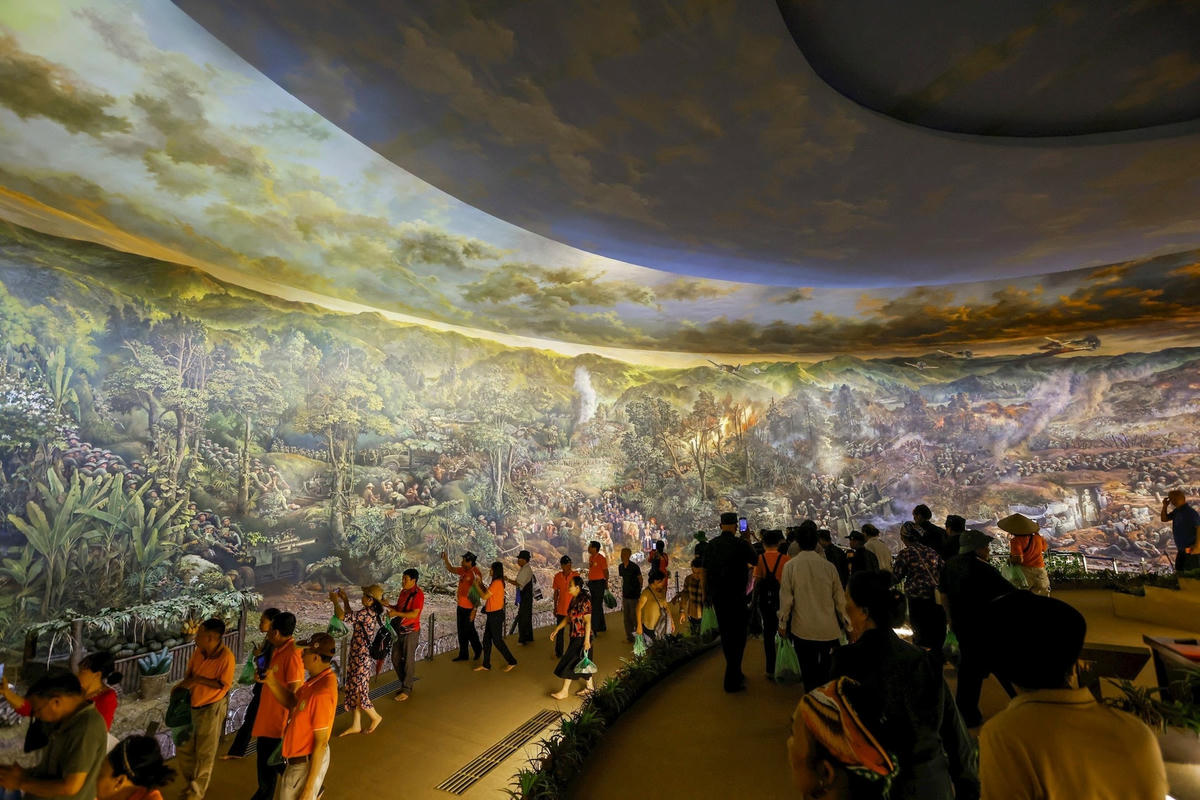 Du khách tham quan bức tranh panorama 