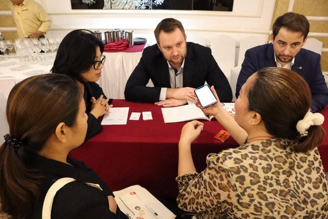 Doanh nghiệp Việt Nam-Ba Lan trao đổi cơ hội hợp tác tại Giao lưu thương mại Việt Nam-Ba Lan ở Thành phố Hồ Chí Minh năm 2022. (Ảnh: Xuân Anh/TTXVN) viet-nam-ba-lan-3.jpg