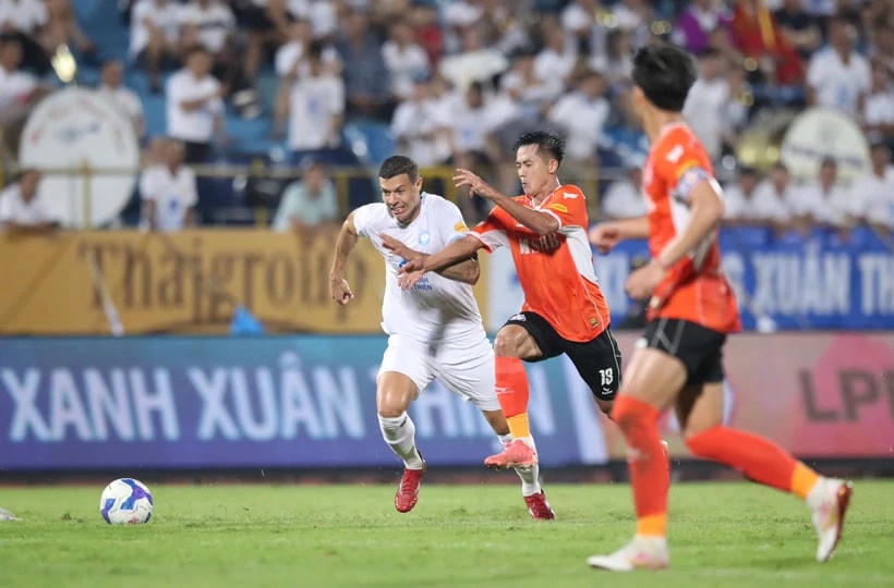 Đương kim vô địch Thép Xanh Nam Định (áo trắng) sẽ hành quân đến sân của đội cuối bảng SHB Đà Nẵng. (Ảnh: VPF)