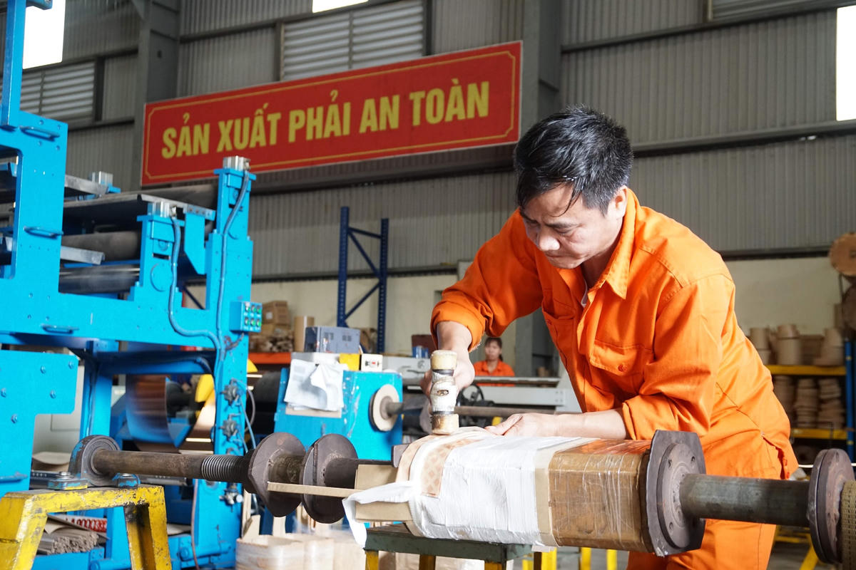 Doanh nghiệp có thêm động lực phục hồi sản xuất từ động thái giảm lãi suất của Ngân hàng Nhà nước. Ảnh: Quang Vinh.