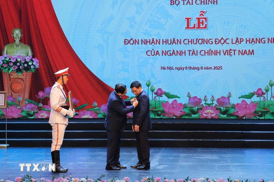 Thủ tướng Phạm Minh Chính trao Huân chương Độc lập hạng Nhất cho Bộ trưởng Bộ Tài chính Nguyễn Văn Thắng. (Ảnh: Phạm Hậu/TTXVN)