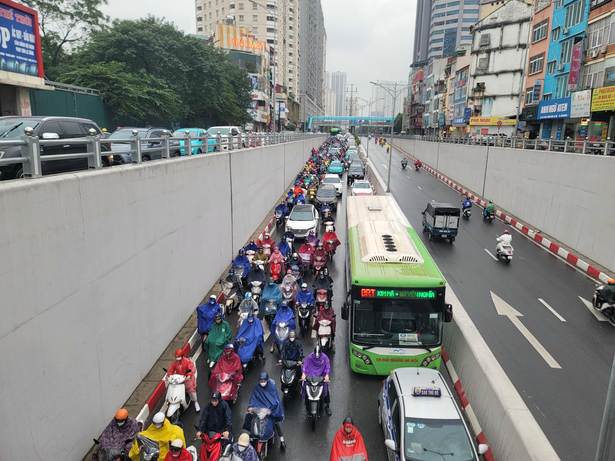 Hầm chui Lê Văn Lương - Khuất Duy Tiến hướng Tố Hữu - Láng Hạ ùn tắc nghiêm trọng hướng.