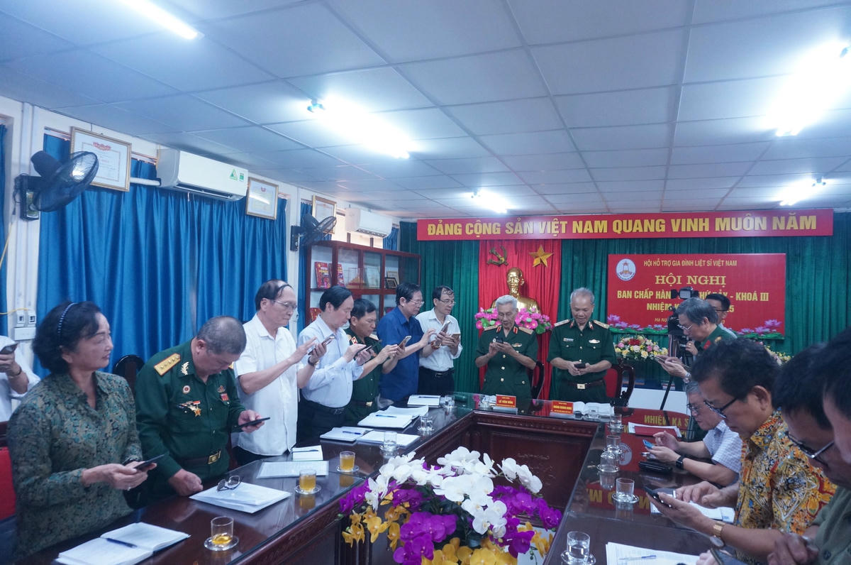 Các đại biểu nhắn tin 