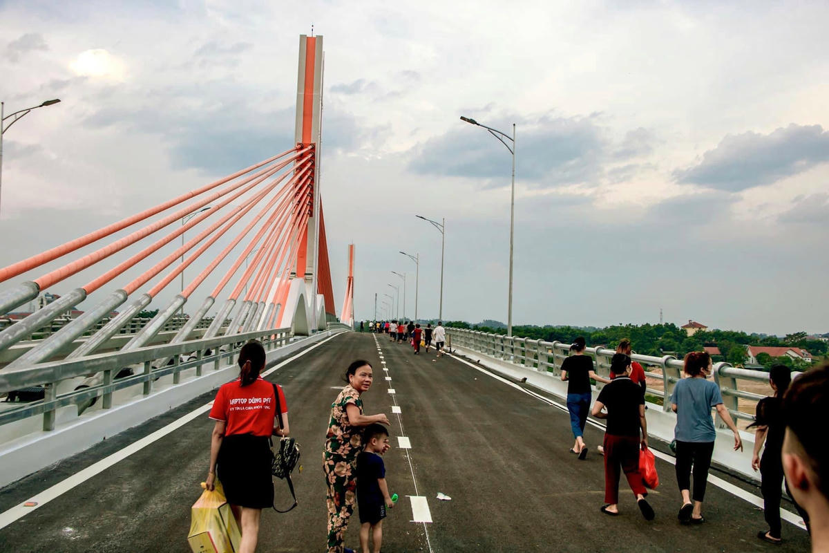 Sáng người dân đi từ hướng Vĩnh Phúc sang Phú Thọ.