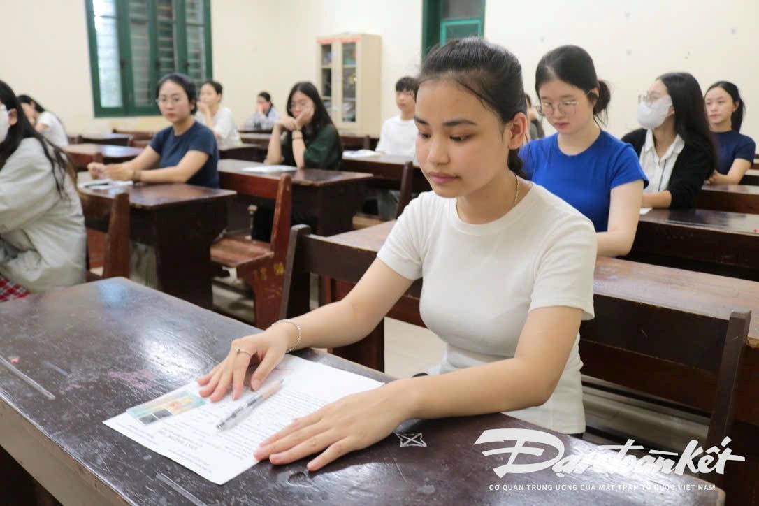 Thí sinh tại điểm thi Trường THPT chuyên Chu Văn An. Ảnh: Nguyễn Hoài.