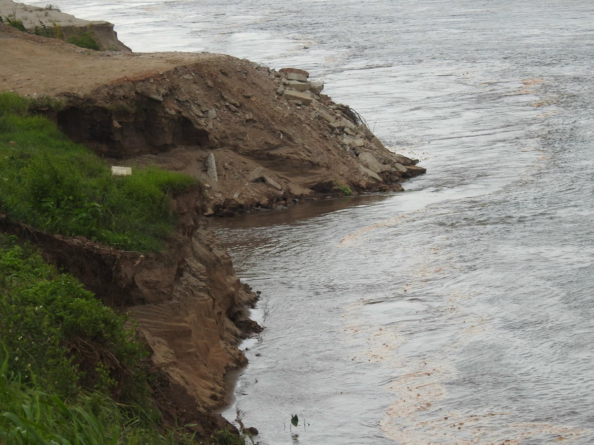 Ngày 12/5, có mặt tại đây, PV Đại Đoàn Kết ghi nhận tình trạng sạt lở nghiêm trọng. Thỉnh thoảng, từng vạt đất lớn đổ ụp xuống sông, mất hút cùng cuộn nước đục ngầu.