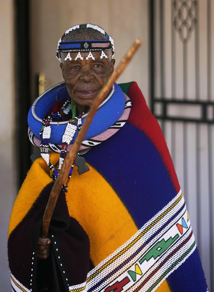 Bộ trang phục sặc sỡ của bà Mahlangu. Ảnh: AP.