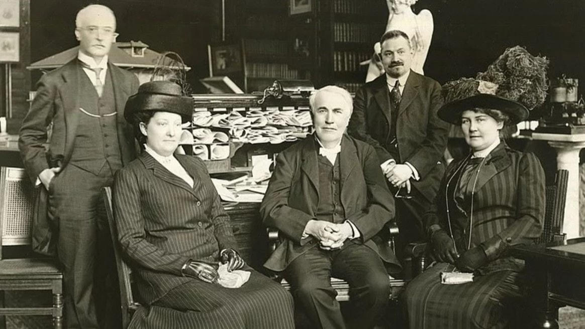 Bức ảnh của Diesel cùng Thomas Edison năm 1912. Ảnh: Grunge.