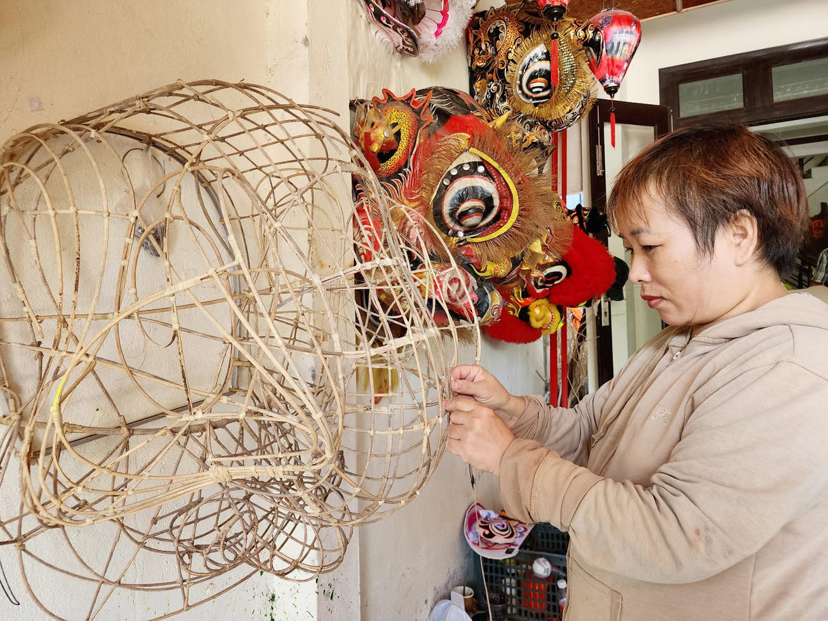 Các khung được làm bằng tre, mây để tạo dáng cho đầu Lân.