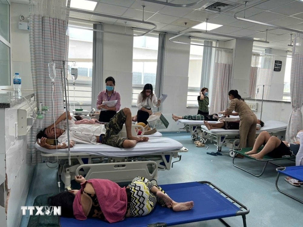 Nhiều người dân sau khi ăn bánh mỳ tại thành phố Vũng Tàu phải nhập viện điều trị tại Bệnh viện Vũng Tàu. (Ảnh: TTXVN phát) ttxvn-ngo doc2.jpg