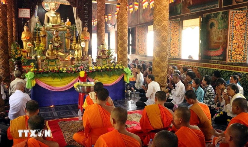 Sư sãi và bà con Phật tử Khmer tụng kinh trước khi làm Nghi lễ tắm Phật trong Tết Chôl Chnăm Thmây của đồng bào Khmer ở Sóc Trăng Sóc Trăng. (Ảnh: Trung Hiếu/TTXVN)