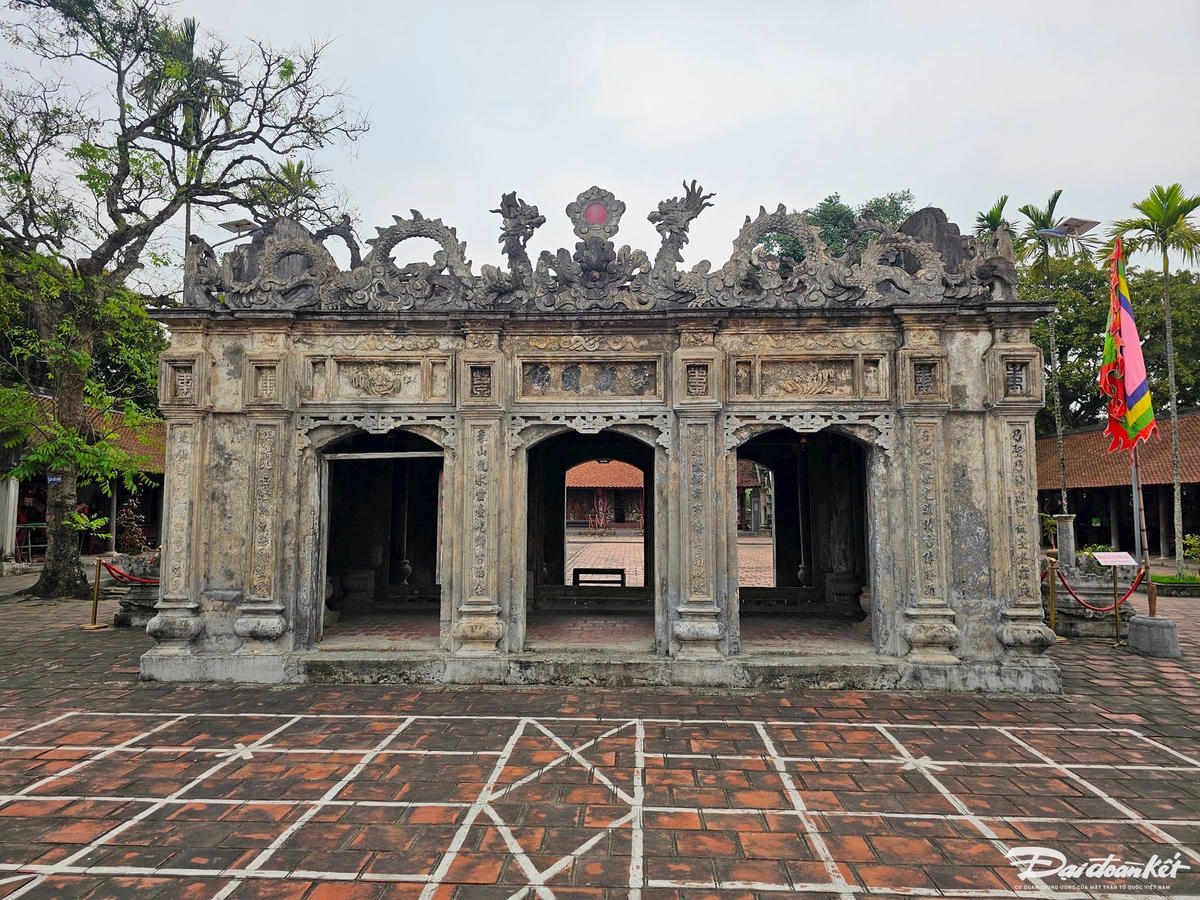 Hiện nay, có nhiều đền thờ Đức Thánh Nguyễn Minh Không trên cả nước, nhưng nổi bật nhất là ngôi đền ở Gia Viễn (Ninh Bình), quê hương của ông. Theo ông Phạm Văn Lưu, thủ từ đền Đức Thánh Nguyễn cho biết: Đền được xây dựng trên nền ngôi chùa cổ có tên là Viên Quang Tự do Nguyễn Minh Không lập vào năm 1121. Về sau, người dân địa phương cho là nền nhà cũ của Đức Thánh Nguyễn nên đã dời chùa sang phía tây, mà dành riêng nơi nhà cũ để thờ ông. Ảnh: Đình Minh