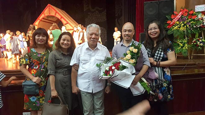 NSƯT Lê Chức (người đứng giữa) và đồng nghiệp.  