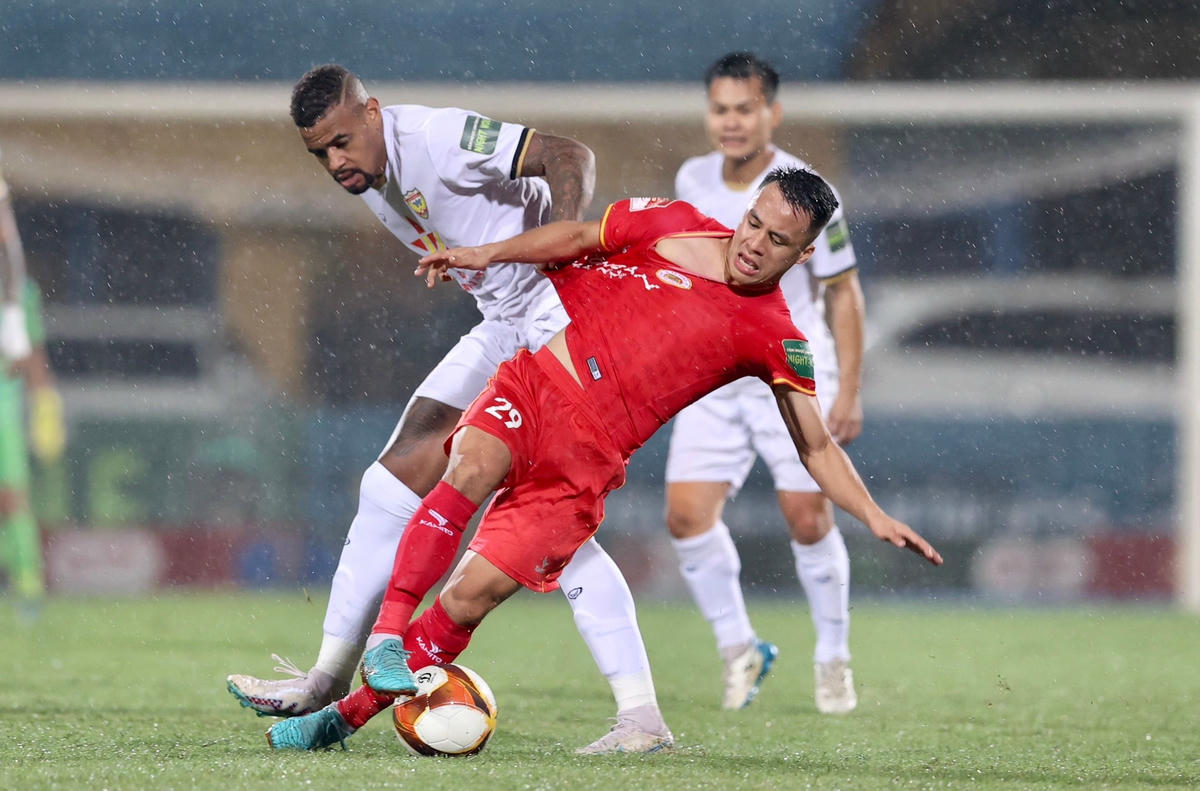 CLB Công An Hà Nội (đỏ) kiểm soát thế trận tốt hơn và dẫn bàn ở hiệp 1 (Ảnh: T.T).