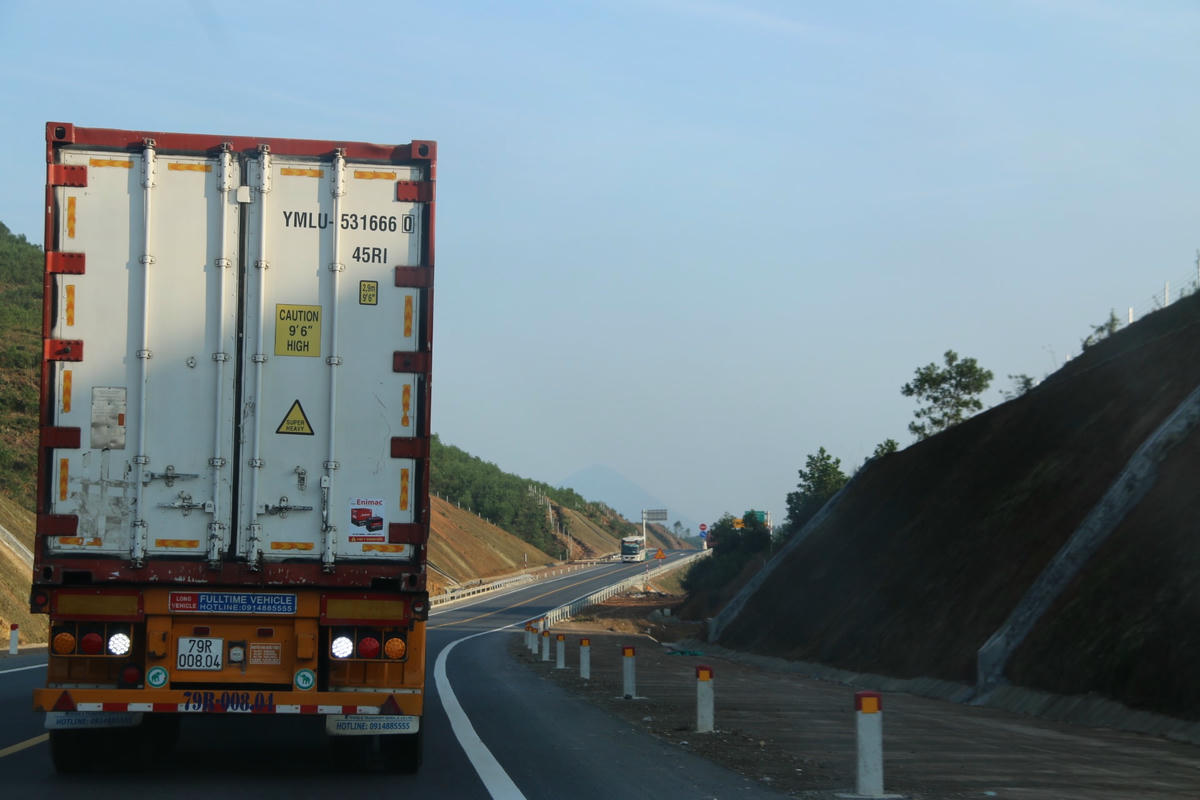 Một số hình ảnh phóng viên ghi nhận tình hình phương tiện lưu thông trên tuyến cao tốc Cam Lộ - La Sơn vào đầu tháng 2/2022.