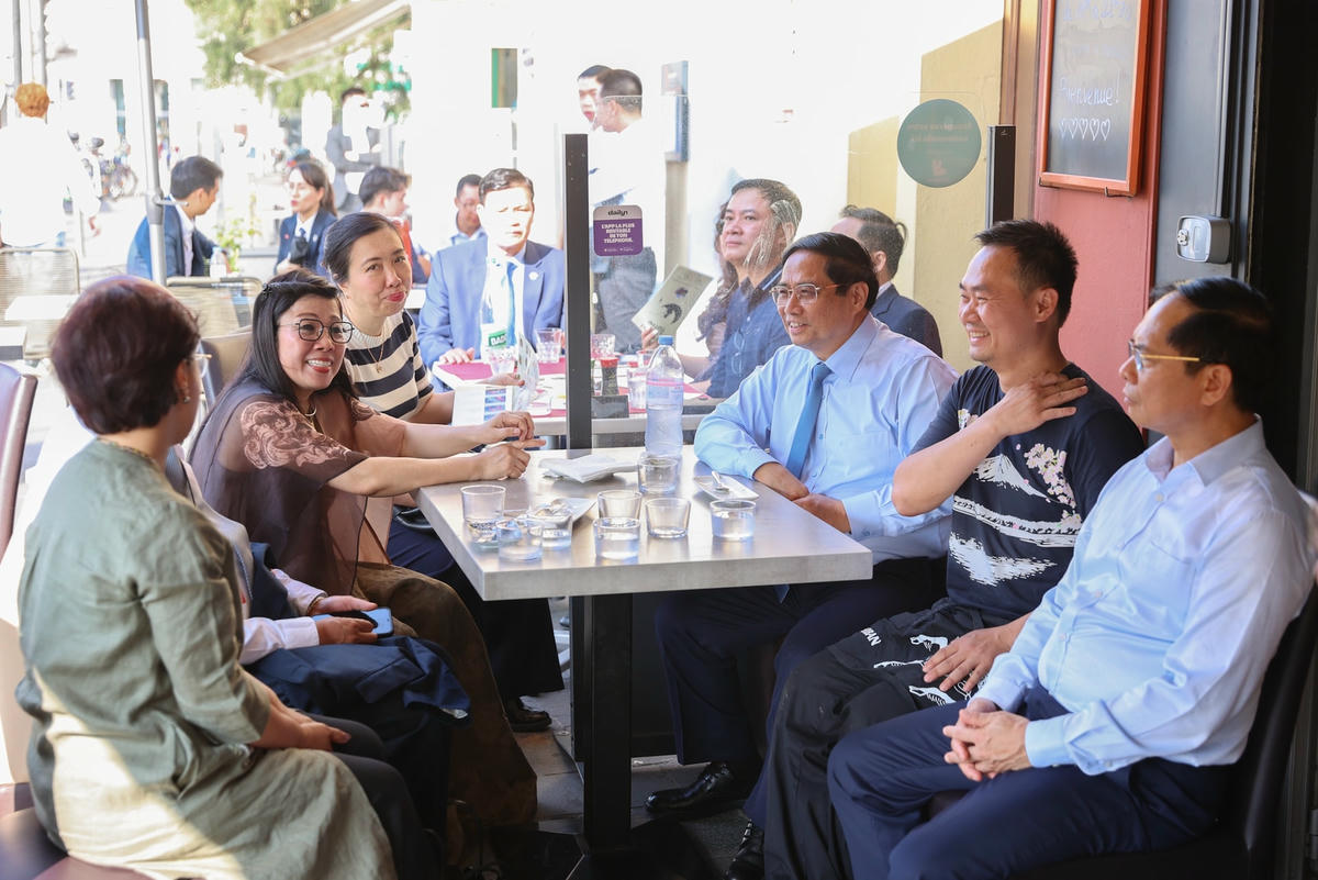 Thủ tướng Phạm Minh Chính thăm gia đình kiều bào tại Pháp- Ảnh 1. Thủ tướng Phạm Minh Chính thăm gia đình kiều bào tại Pháp- Ảnh 1.