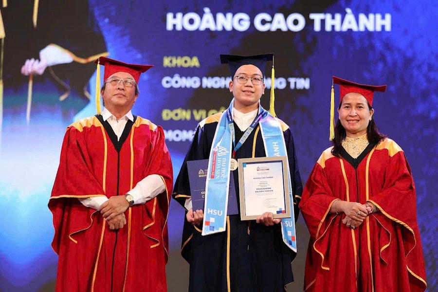 Tân khoa Trường ĐH Hoa Sen nhận bằng tốt nghiệp. (Ảnh: HSU) 02786d3d88873fd96696.jpg