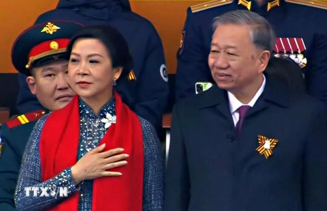 Tổng Bí thư Tô Lâm và Phu nhân dự Lễ duyệt binh Kỷ niệm 80 năm Ngày Chiến thắng trong Chiến tranh Vệ quốc vĩ đại. (Ảnh chụp màn hình) ttxvn-tong-bi-thu-to-lam-du-le-duyet-binh-ky-niem-80-nam-chien-thang-phat-xit-8022709-1.jpg