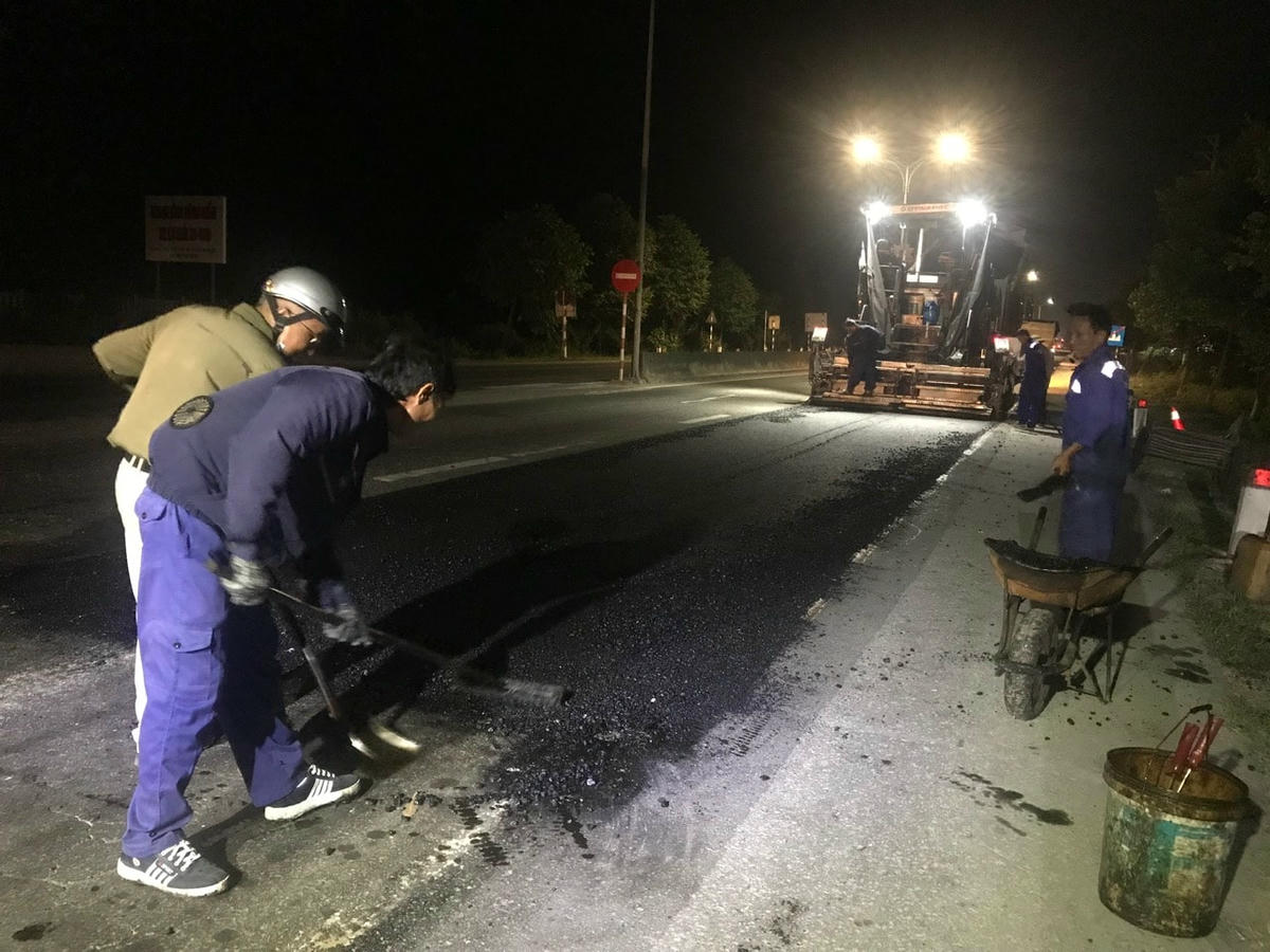 Theo đại diện đơn vị thực hiện, việc sửa chữa sẽ thực hiện cuốn chiếu, ưu tiên những vị trí hư hỏng nặng, diện tích lớn để đảm bảo an toàn cho người và phương tiện trong mùa mưa bão năm nay.