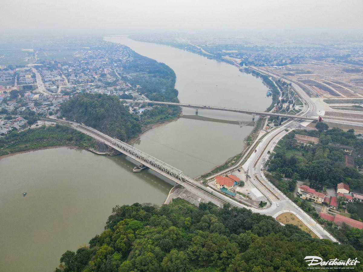Khi chiến tranh qua đi, cầu Hàm Rồng tiếp tục được sử dụng để thúc đẩy giao thương, phát triển kinh tế của TP Thanh Hóa. Ảnh: Đình Minh.