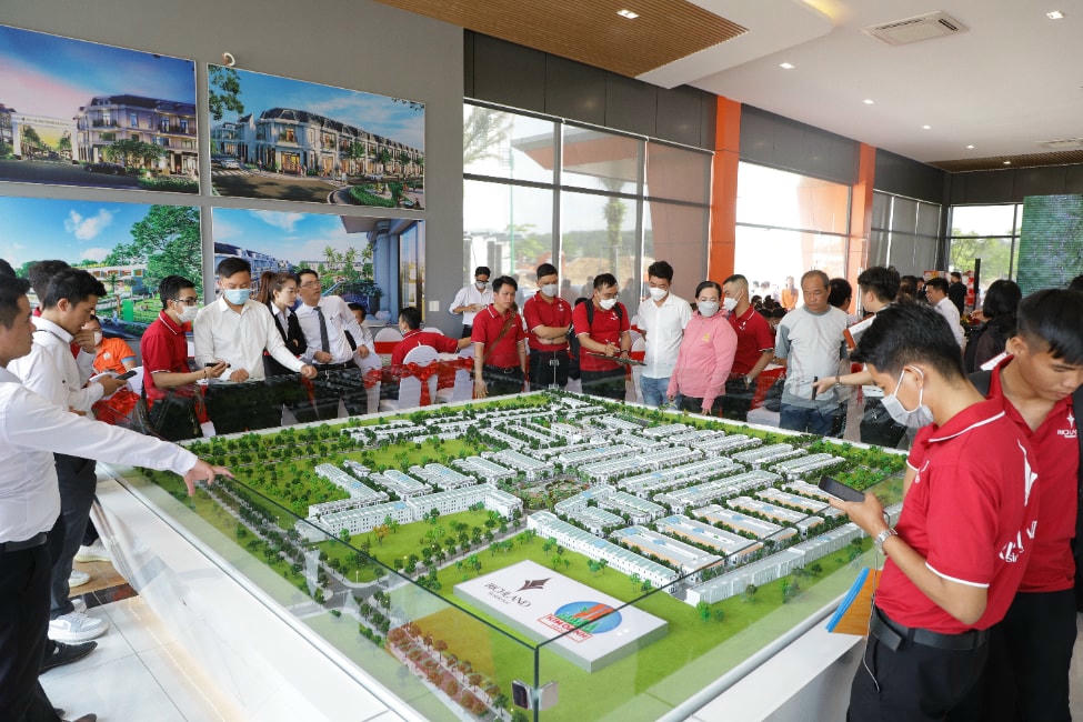 Khách hàng tham quan Richland Residence, dự án đang có chương trình ưu đãi hấp dẫn bậc nhất tại Bình Dương.
