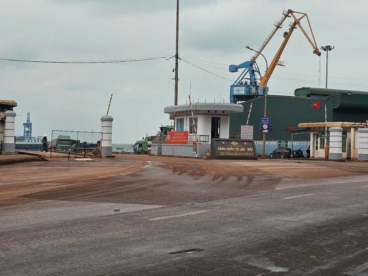 Mặt đường trước cổng vào Cảng quốc tế Lào - Việt bụi bẩn, mặt đường hư hỏng nhiều nơi. Ảnh: HN.
