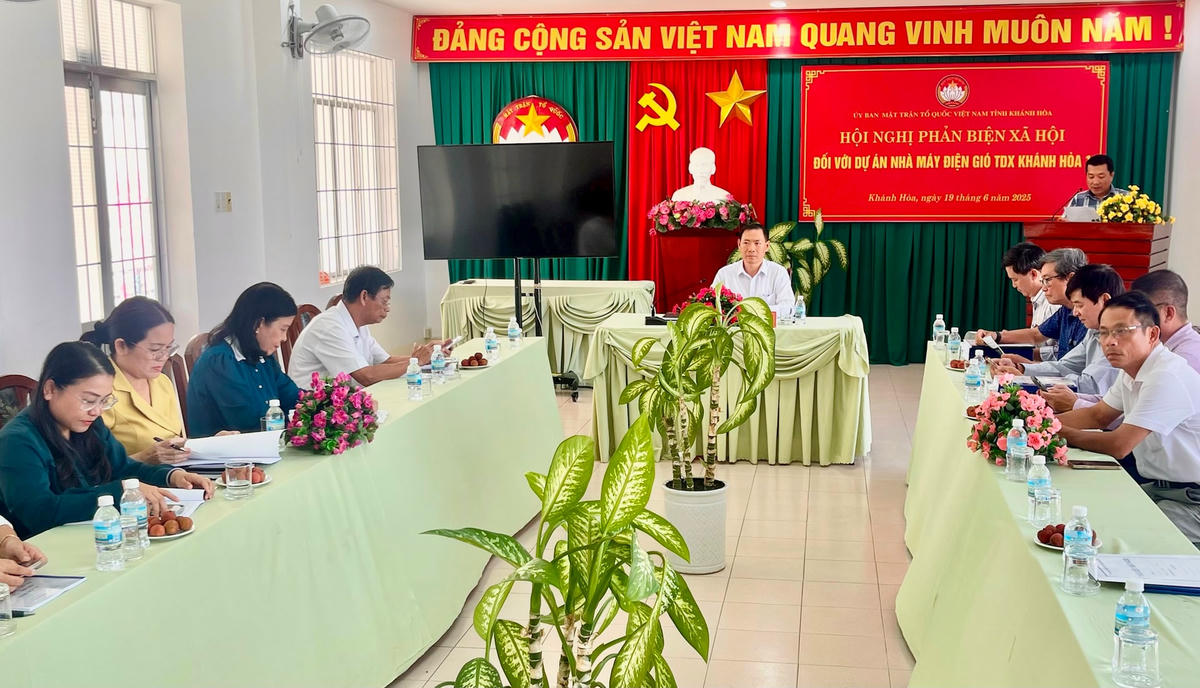 Ủy ban Mặt trận Tổ quốc Việt Nam tỉnh Khánh Hòa, tổ chức hội nghị phản biện xã hội về việc xem xét đầu tư dự án Nhà máy điện gió Khánh Hòa 1. Ảnh Thùy Trang.