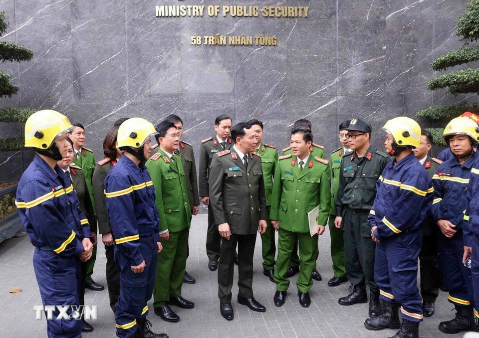 Trung tướng Lê Văn Tuyến, Thứ trưởng Bộ Công an thăm hỏi và động viên cán bộ, chiến sỹ lên đường cứu hộ, cứu nạn tại Myanmar. (Ảnh: Phạm Kiên/TTXVN)