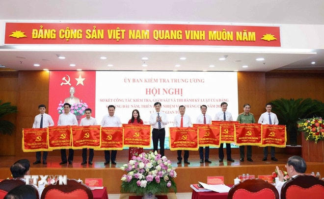 Đồng chí Nguyễn Duy Ngọc; Uỷ viên Bộ Chính trị, Bí thư Trung ương Đảng Chủ nhiệm Ủy ban Kiểm tra Trung ương trao Cờ thi đua cho các tập thể có thành tích xuất sắc. (Ảnh: Phương Hoa/TTXVN) ttxvn-uy-ban-kiem-tra-trung-uong-2.jpg