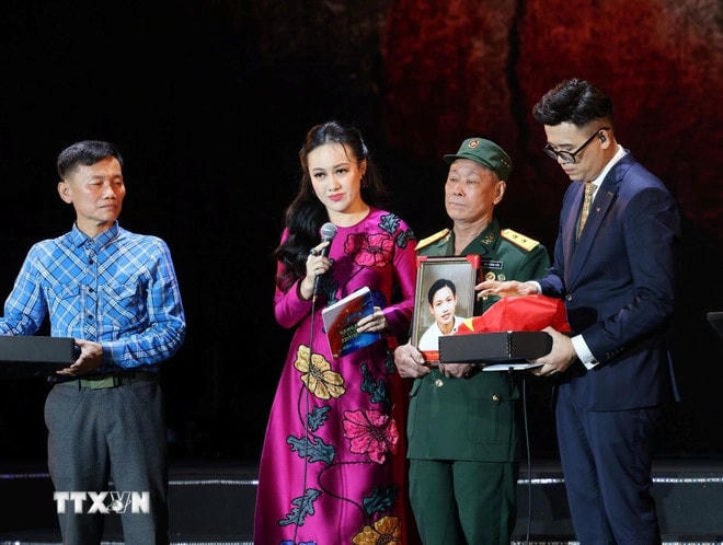 Tại điểm cầu Thành phố Hồ Chí Minh, lễ bàn giao, trao lại những kỷ vật của Liệt sĩ Kha Văn Việt cho thân nhân. (Ảnh: Lâm Khánh/TTXVN) ttxvn-cau-truyen-hinh-vang-mai-khuc-khai-hoan-2704-1.jpg