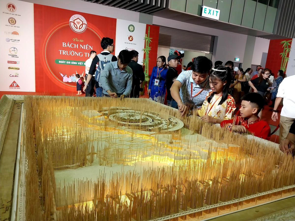 Bản đồ Việt Nam với nghệ thuật boarc - loại hình nghệ thuật sử dụng bằng tăm tre.