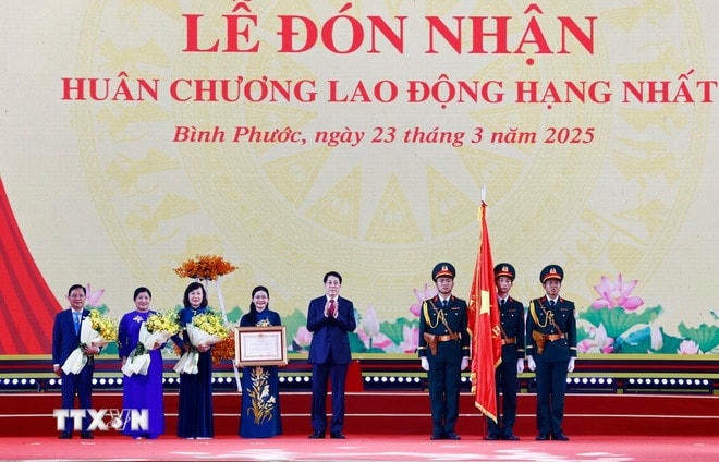 Chủ tịch nước Lương Cường trao Huân chương Lao động hạng Nhất tặng Đảng bộ, chính quyền và nhân dân tỉnh Bình Phước. (Ảnh: Lâm Khánh/TTXVN) ttxvn-chu-tich-nuoc-luong-cuong-binh-phuoc-11.jpg