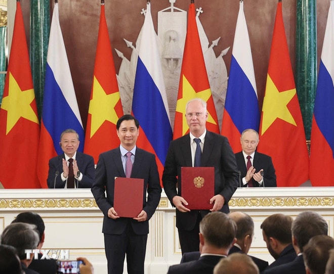 Tổng Bí thư Tô Lâm và Tổng thống Vladimir Putin chứng kiến trao Bản ghi nhớ giữa Công ty cổ phần vaccine Việt Nam (VNVC) và Quỹ Đầu tư trực tiếp Nga (RDIF). (Ảnh: Thống Nhất/TTXVN) ttxvn-tong-bi-thu-to-lam5.jpg