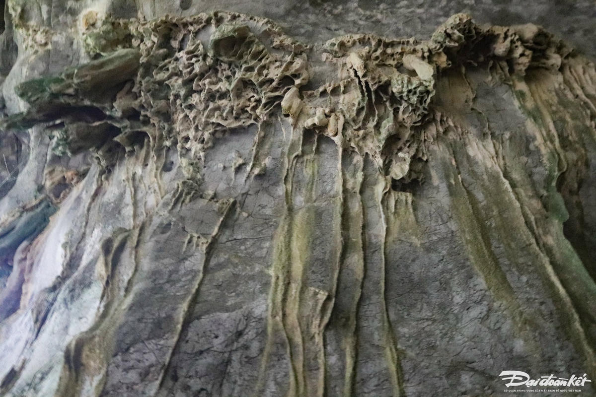 Các lớp văn hóa còn lưu lại trên địa tầng hang Con Moong đã 'kể' lại cho hậu thế nhiều câu chuyện lý thú về truyền thống cư trú hang động, truyền thống sử dụng công cụ đá và sự tiến triển về loại hình, về kỹ thuật chế tác công cụ, về sự biến đổi của khí hậu và sự thích ứng của con người trong suốt nhiều vạn năm. Ảnh: Đình Minh