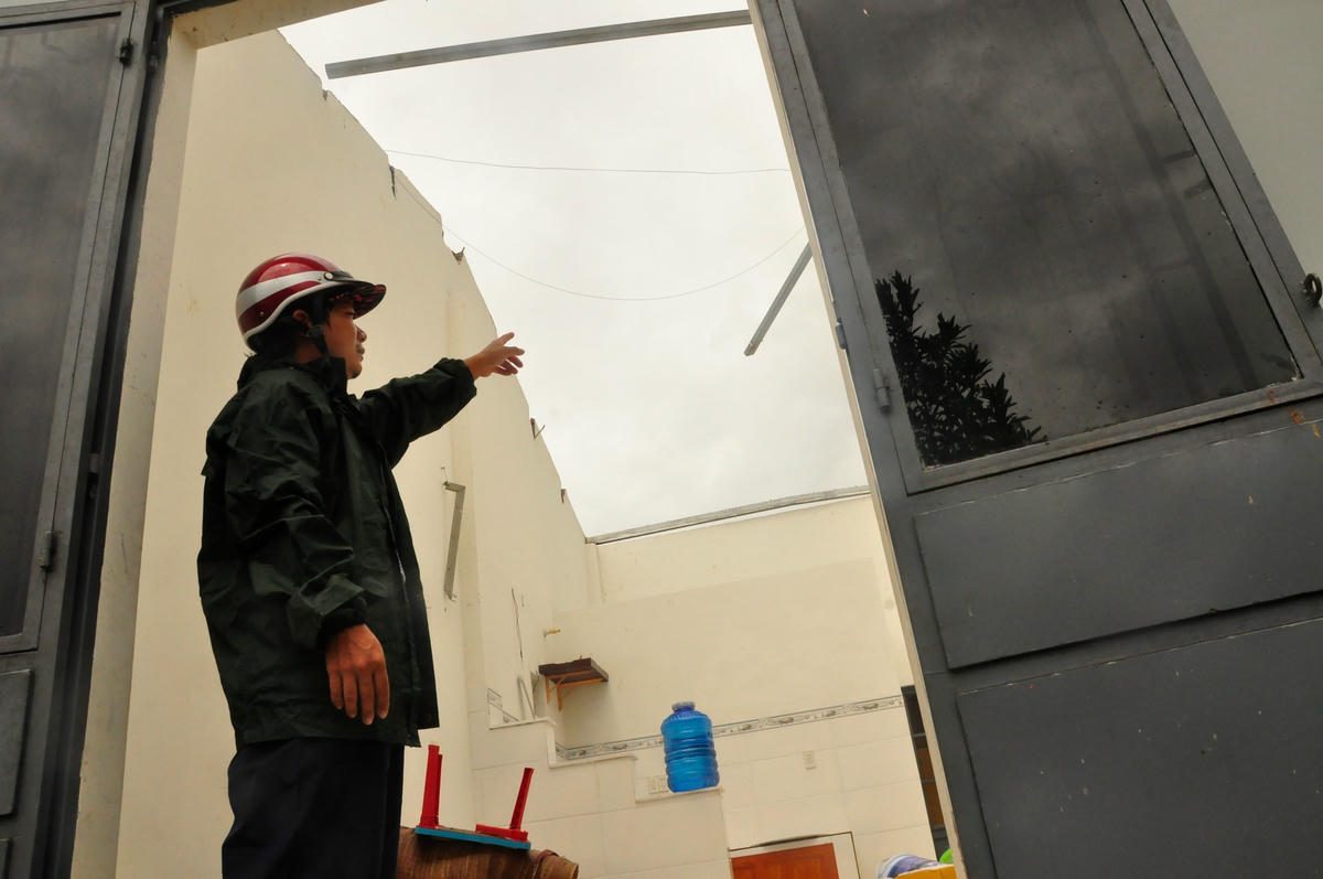 Những cơn gió mạnh tối qua và rạng sáng nay đã thổi bay nhiều mái nhà của người dân.