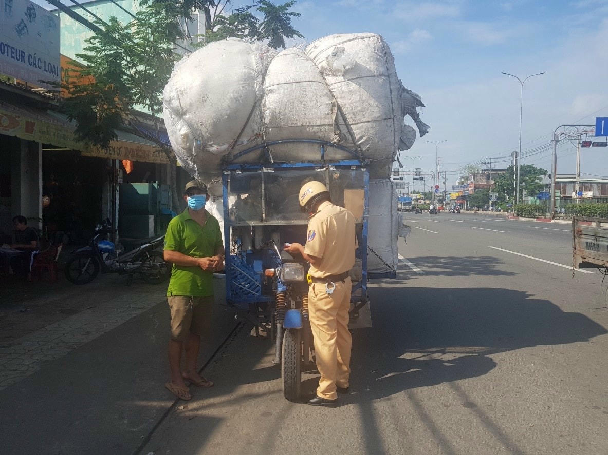 CSGT làm việc với người dân vi phạm luật giao thông đường bộ.