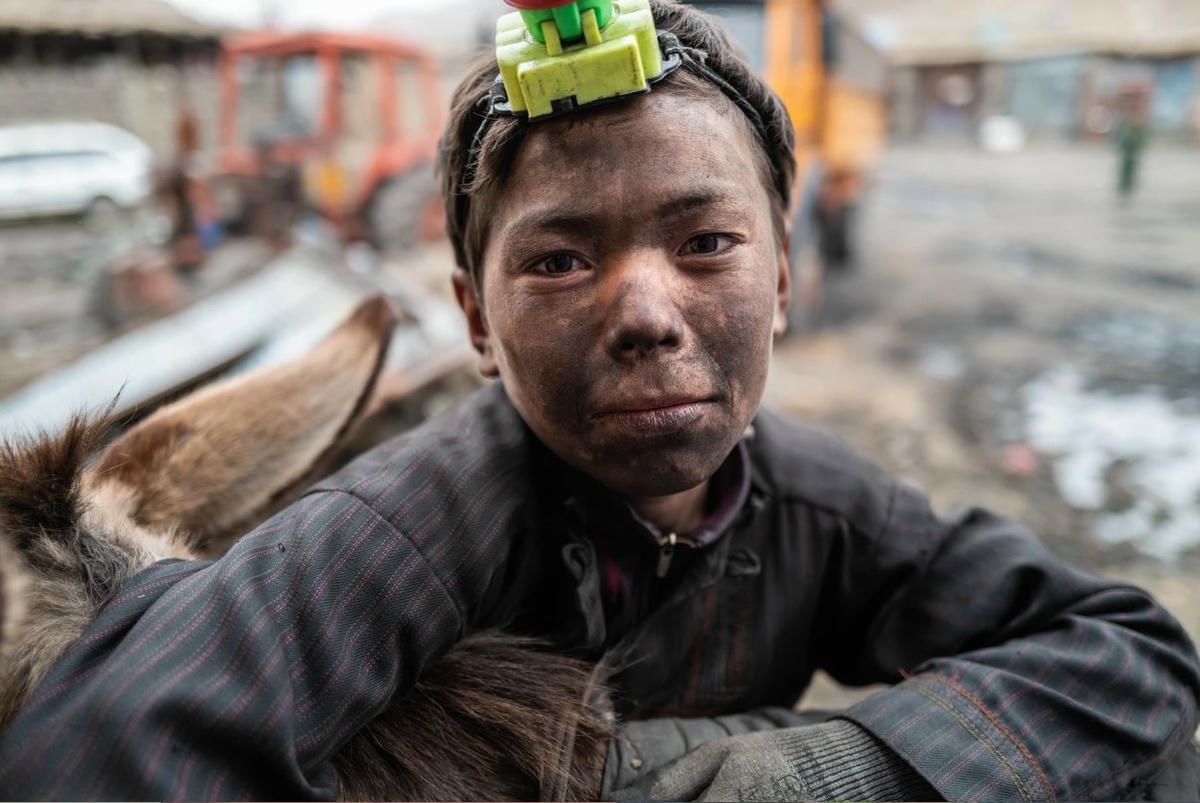 Những gương mặt mới tại các khu mỏ ngày càng trẻ hóa. Ảnh: VICE.