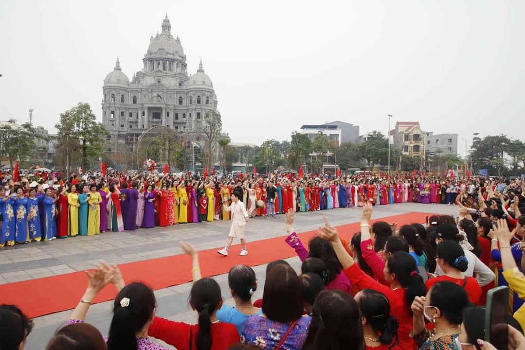 Kỷ lục về nhiều người mặc áo dài. Ảnh Phương Thanh