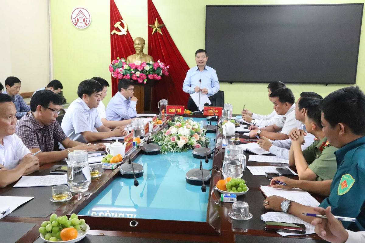 Chủ tịch UBND tỉnh Đắk Lắk Tạ Anh Tuấn làm việc với UBND phường Buôn Hồ. Ảnh:CL.