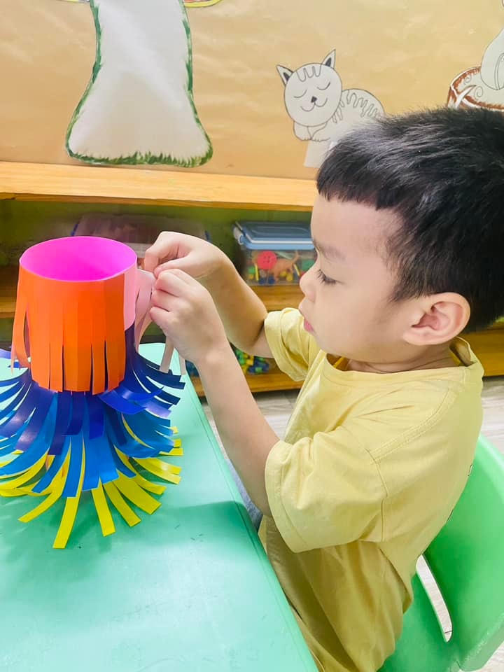 Trong tuần lễ chuẩn bị Trung thu, các em nhỏ được học làm đèn lồng bằng giấy với nhiều màu sắc rực rỡ.