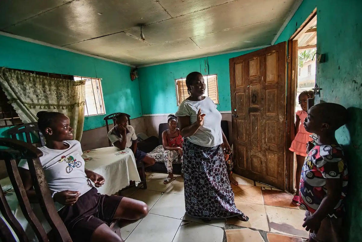 Pilar Bilogo là một giáo viên và đồng thời là người sáng lập La Fe, một trường học dành cho những đứa trẻ khiếm thính ở thành phố cảng Bata. Ảnh: Diego Menjibar Reynes.